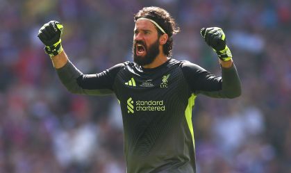 Alisson completa 300 jogos pelo Liverpool em estreia da Premier League