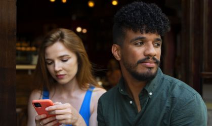 A arte perdida de ser um bom amigo: estamos cada vez mais distantes?