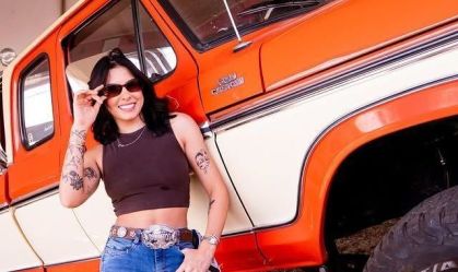 Ana Castela ganha caminhonete em Barretos e brinca: “Não sei nem abrir”