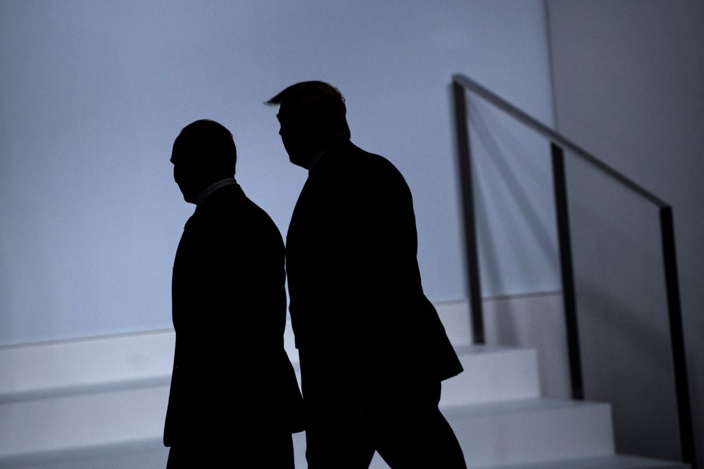 Presidente Vladimir Putin e presidente Donald Trump em foto na reunião do G20 em Osaka, em 2019 • BRENDAN SMIALOWSKI/AFP/AFP via Getty Images via CNN Newsource