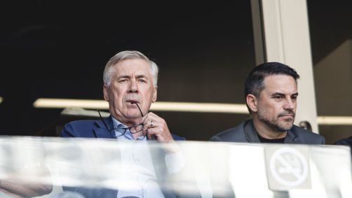 Carlo Ancelotti acompanhando jogo do Brasileirão ao lado de Rodrigo Caetano