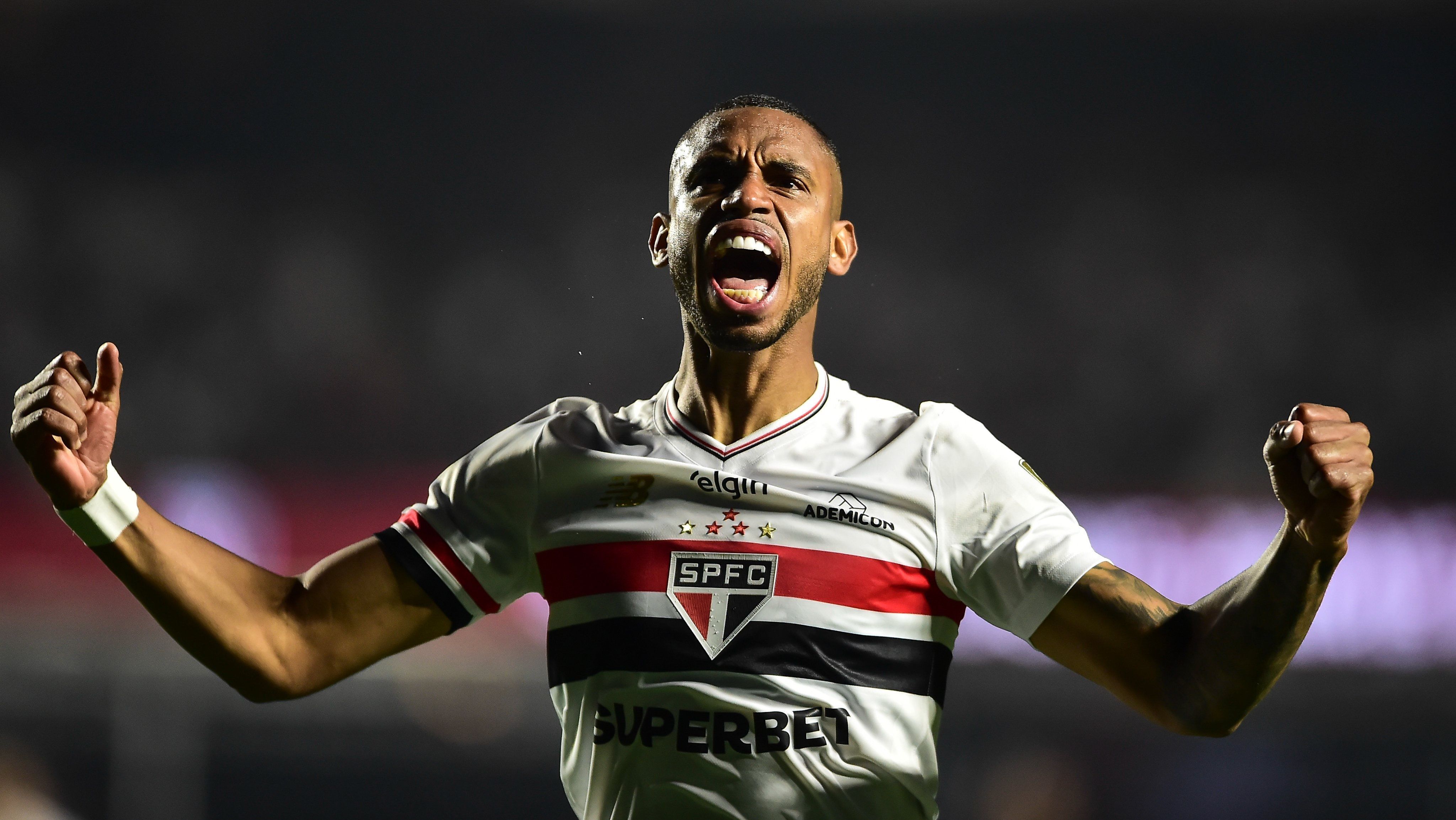 André Silva comemora gol do São Paulo sobre o Atlético Nacional no Morumbis