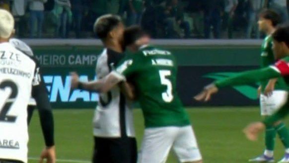 Momento da cabeçada de Aníbal Moreno, jogador do Palmeiras