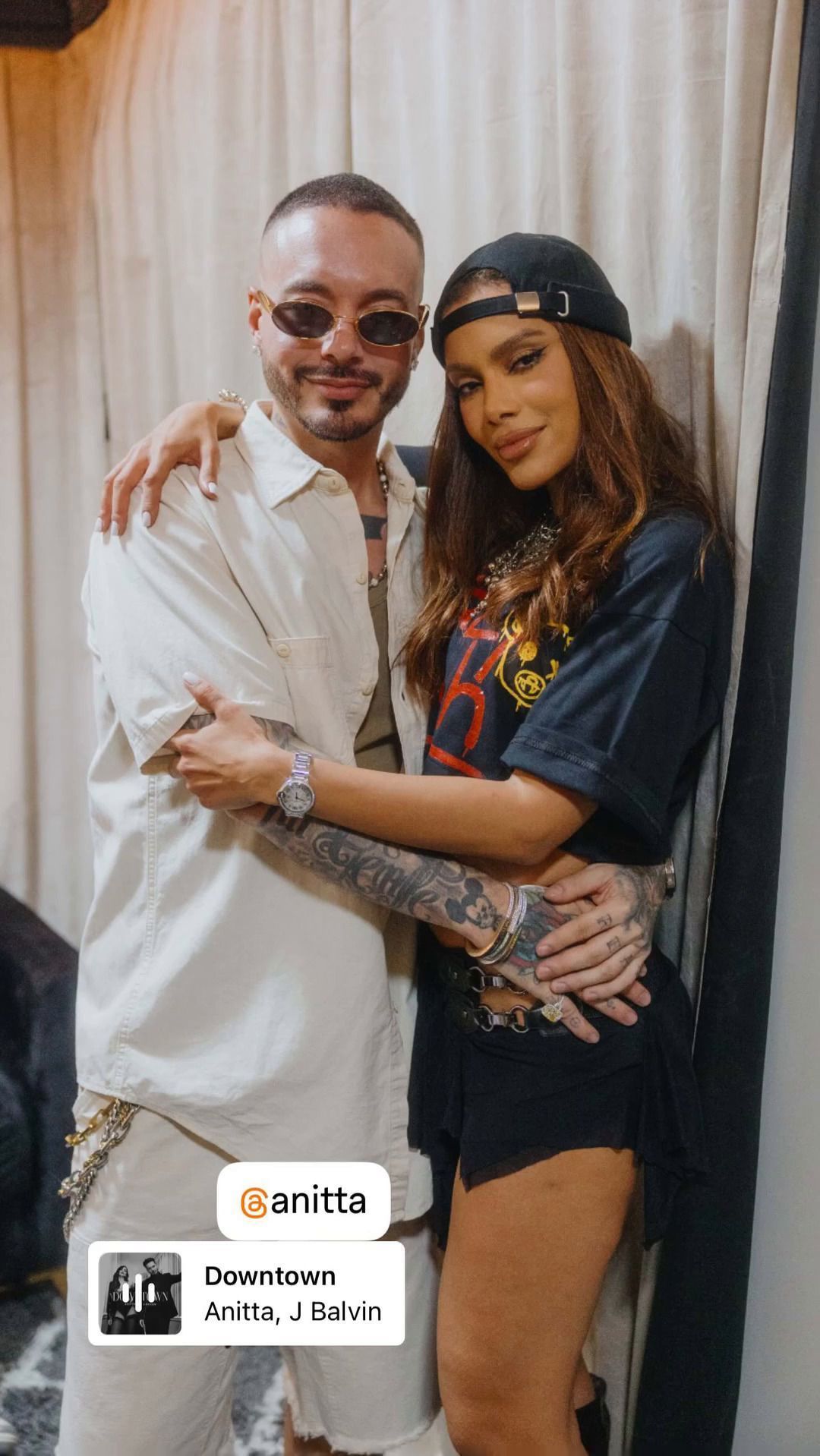 Anitta e J Balvin nos bastidores de festival • Reprodução/Instagram