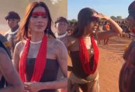 Anitta visita aldeia indígena no Xingu e ganha pinturas tradicionais; veja