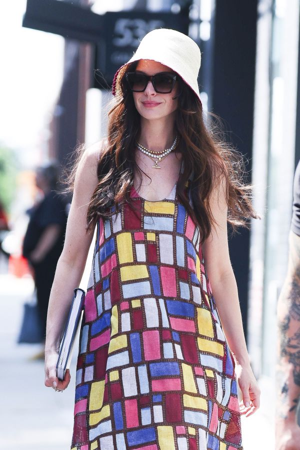 Anne Hathaway nas gravações de "O Diabo Veste Prada 2" • Aeon/GC Images