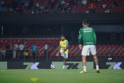 O aquecimento dos jogadores do Juventude antes do jogo contra o Santos, pelo Brasileirão