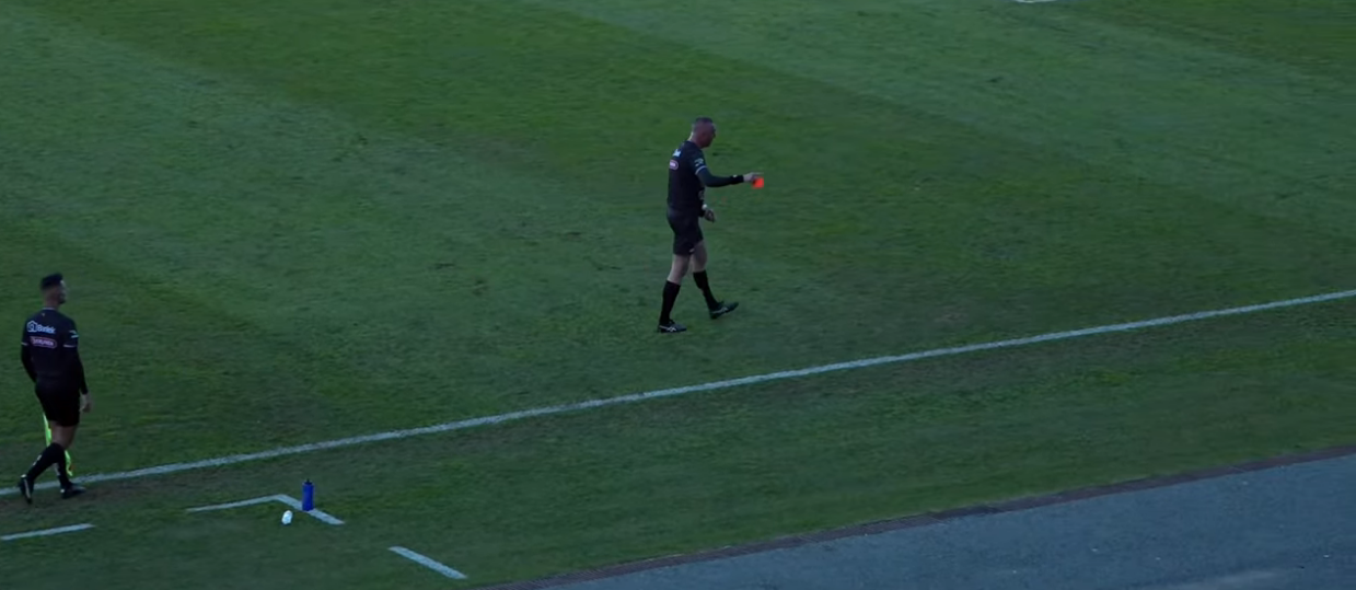 Árbitro faz gesto de urinar ao expulsar jogador na Série B do Campeonato Catarinense