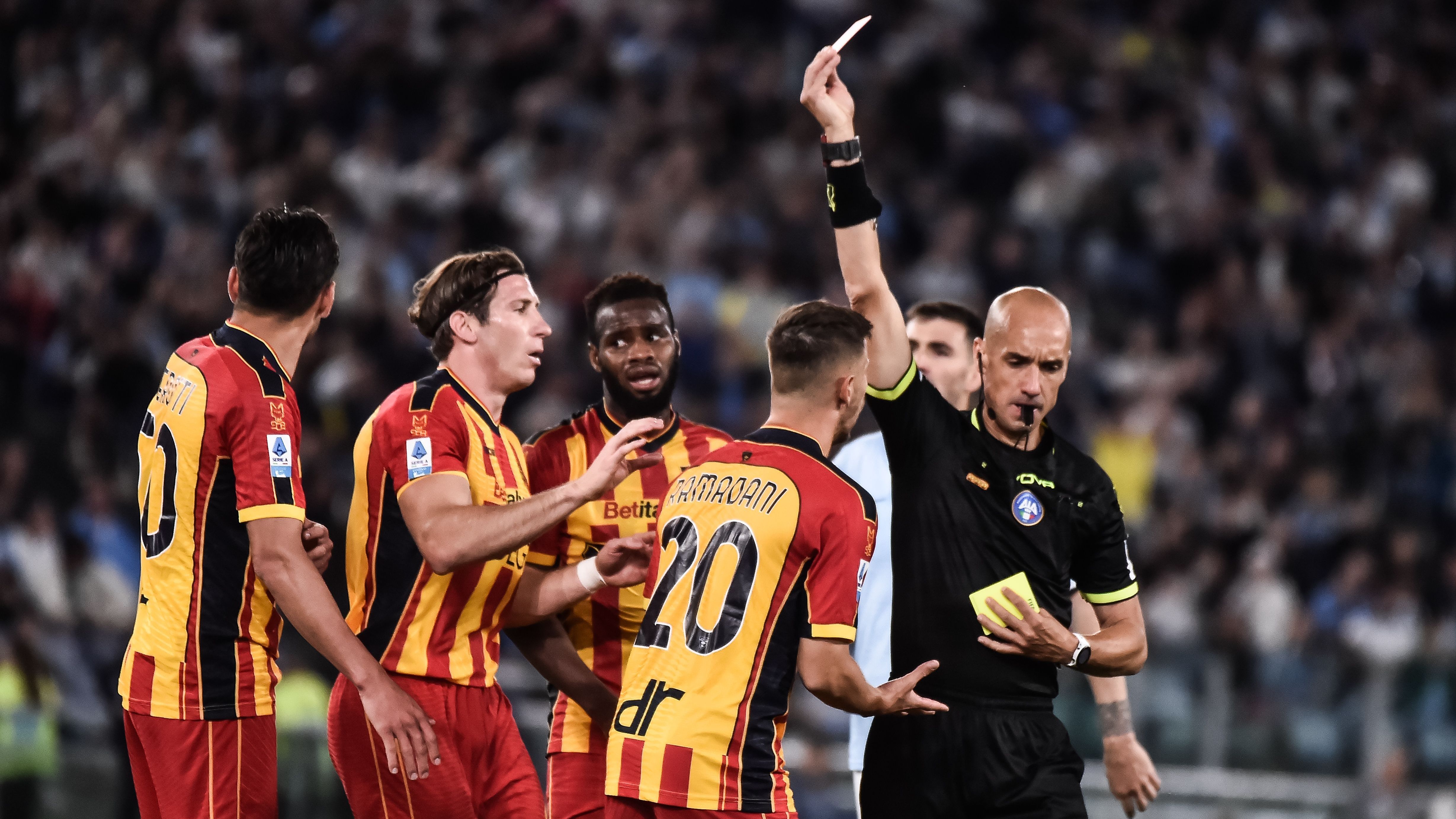 Árbitro mostra cartão durante partida entre Lecce e Lazio, pela Serie A