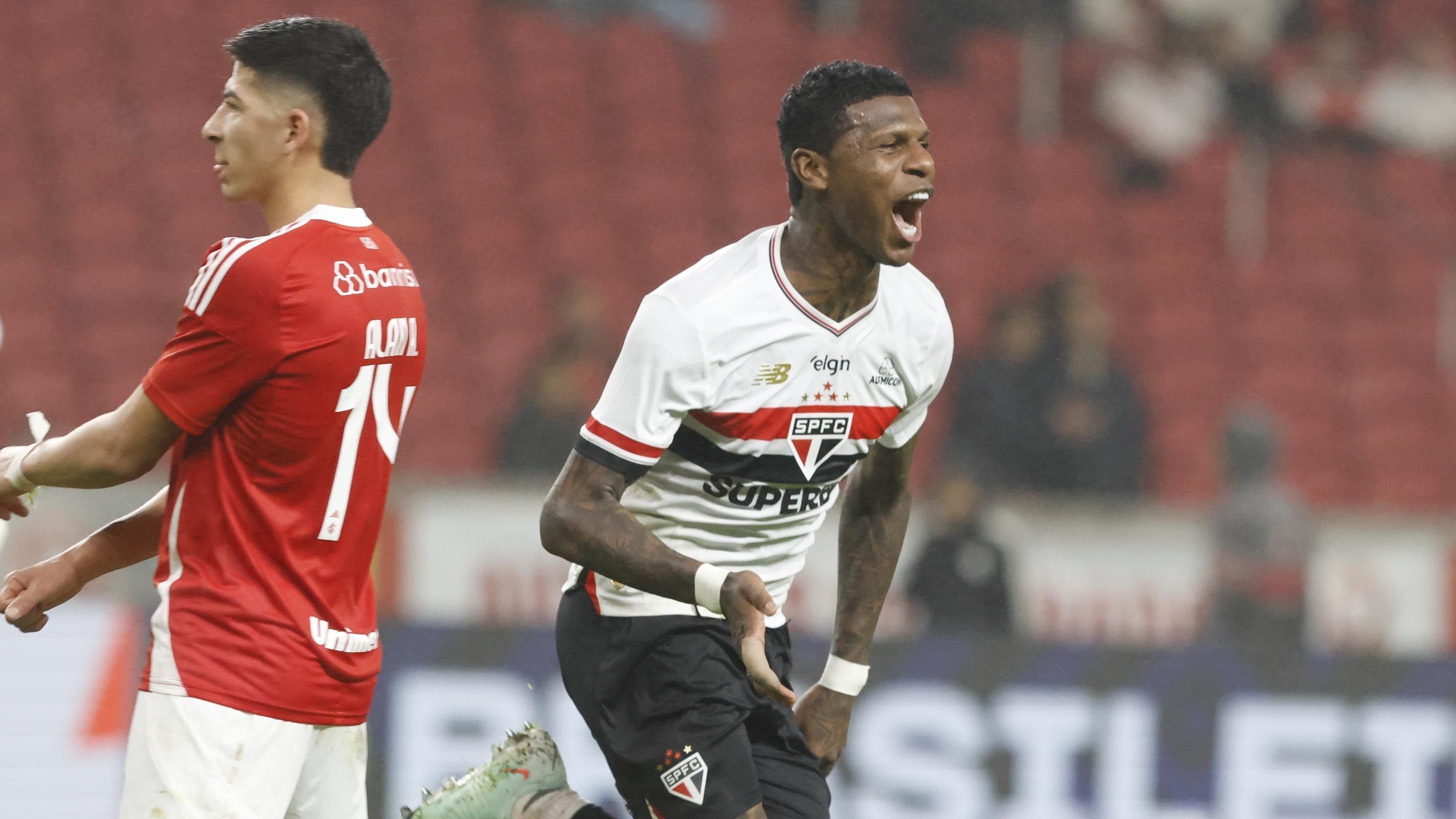 Arboleda comemora gol do São Paulo contra o Inter no Beira-Rio