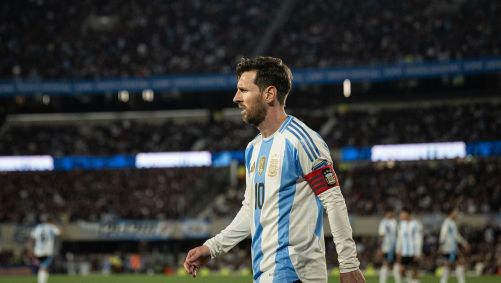 Messi durante jogo entre Argentina e Colômbia pelas Eliminatórias