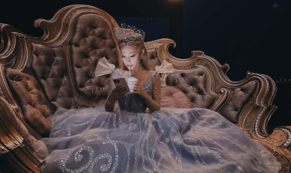 Ariana Grande publica fotos caracterizada nos bastidores de "Wicked 2"