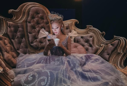 Ariana Grande publica fotos caracterizada nos bastidores de "Wicked 2"