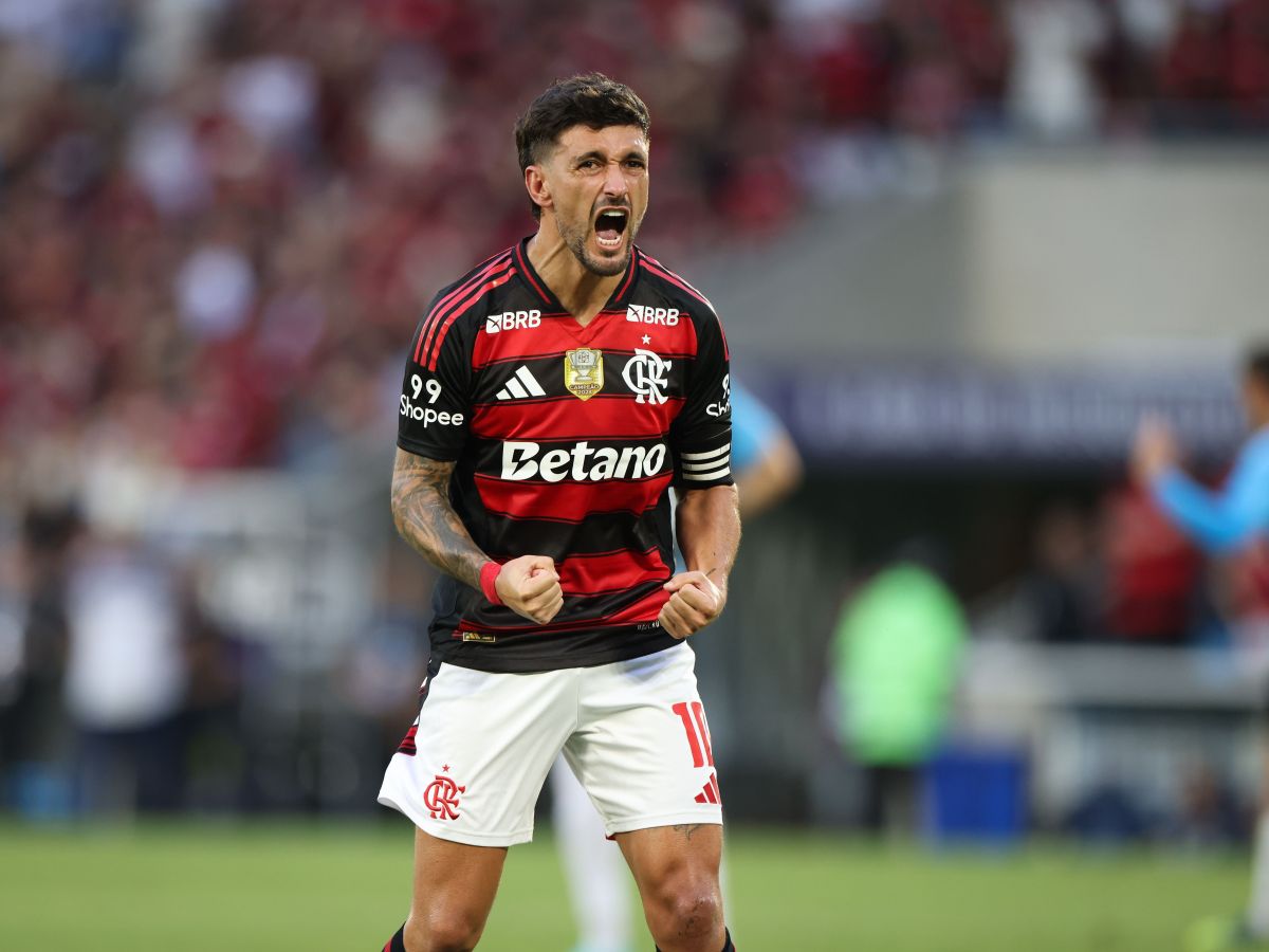 Flamengo assume liderança após vitória e tropeço do Palmeiras diante do Santos