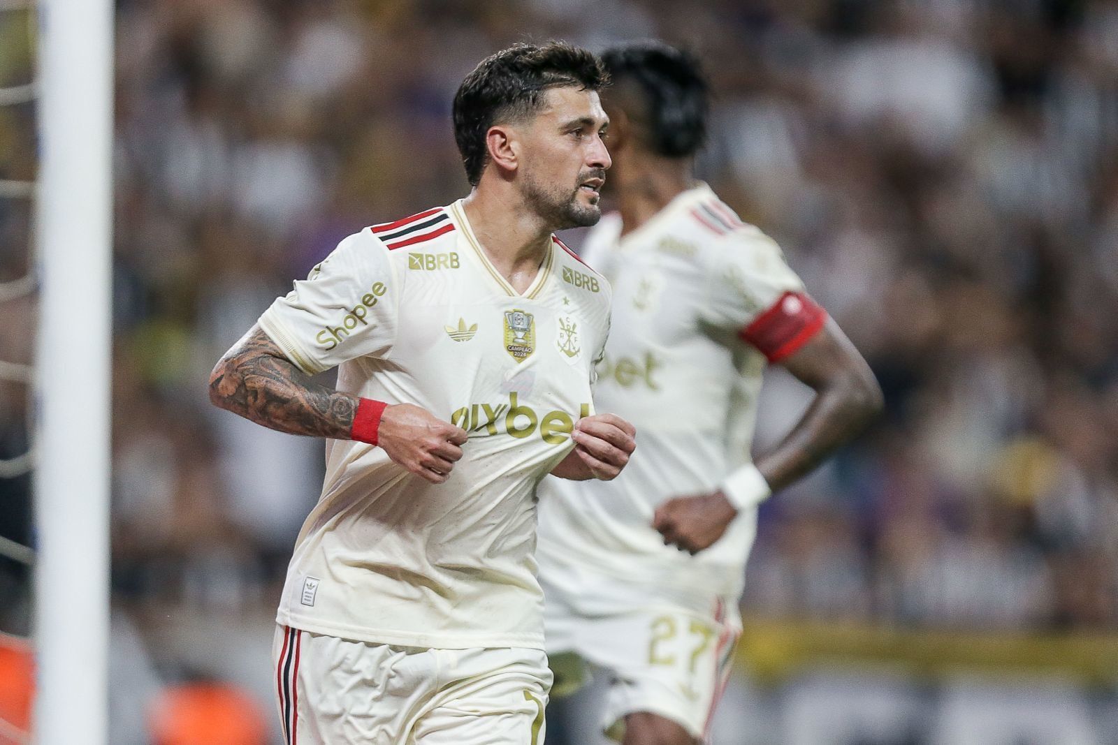 Arrascaeta com novo uniforme três do Flamengo