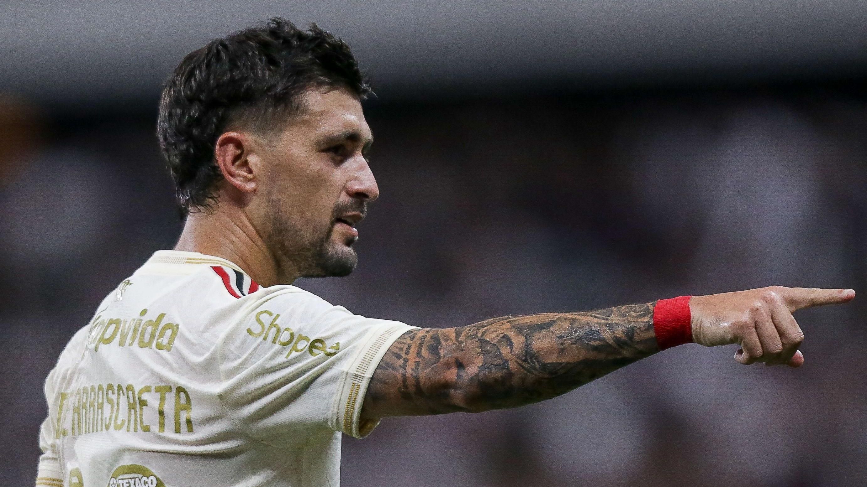 Arrascaeta comemora seu gol em Ceará x Flamengo, pelo Brasileirão