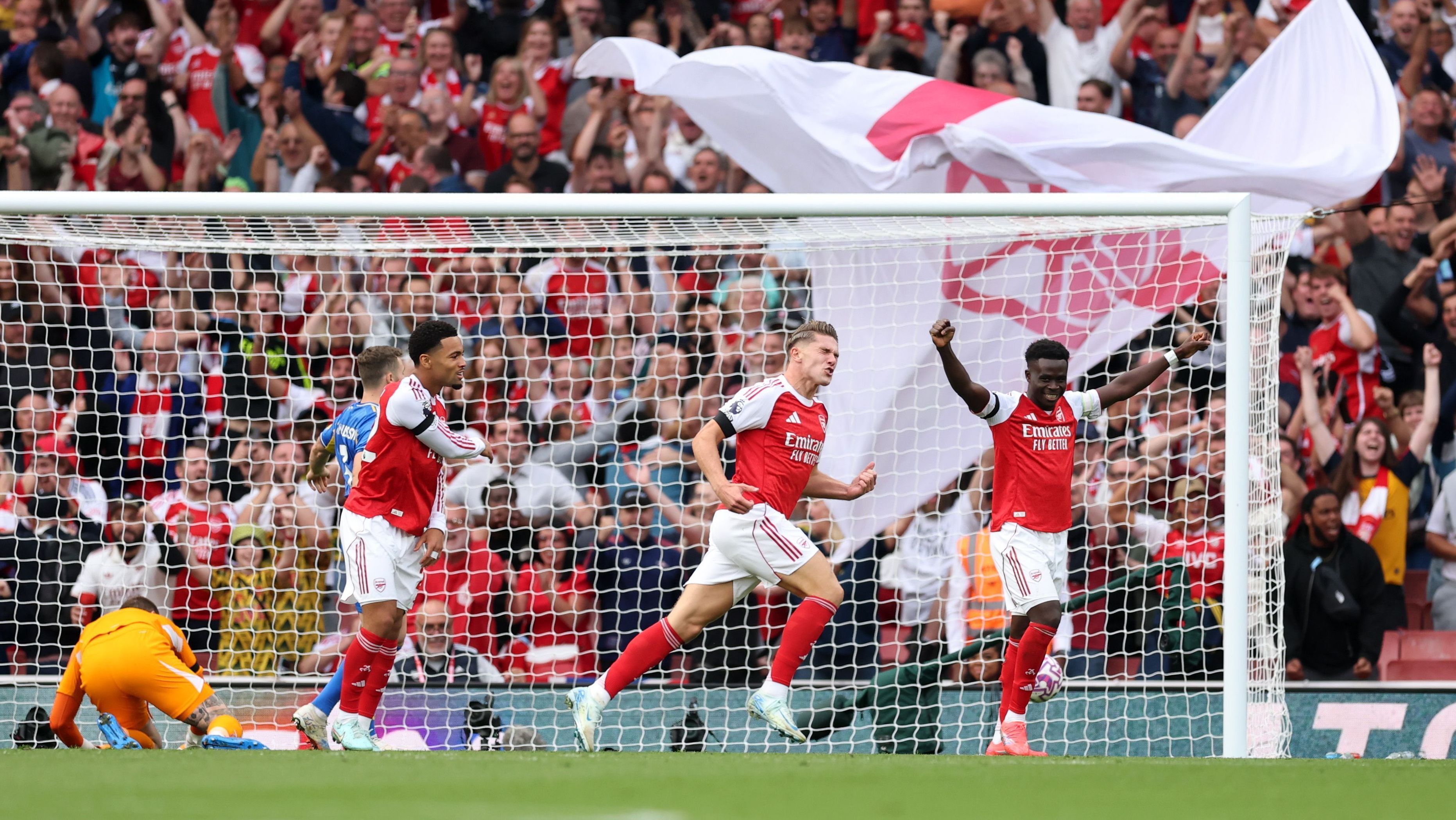 Viktor Gyökeres comemora o terceiro gol do Arsenal sobre o Leeds United, seu primeiro no novo clube