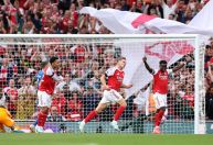 Gyökeres brilha, Arsenal goleia Leeds e assume liderança da Premier League