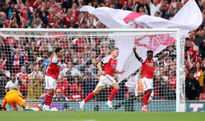 Gyökeres brilha, Arsenal goleia Leeds e assume liderança da Premier League