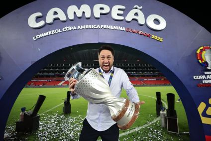 Arthur Elias ergue o troféu da Copa América após o título do Brasil sobre a Colômbia