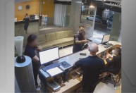 Vídeo: homem realiza assalto à mão armada em hotel de Copacabana