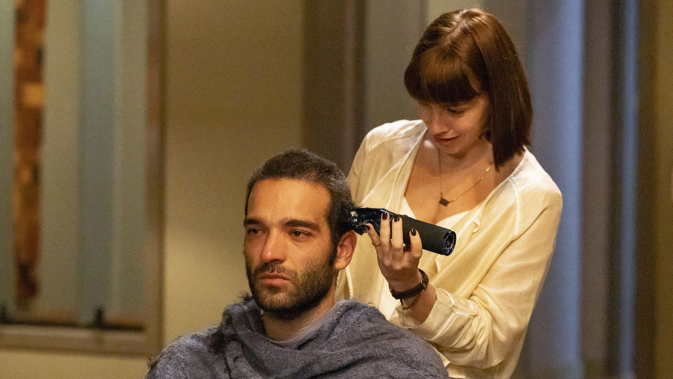 Solange (Alice Wegmann) corta o cabelo de Afonso (Humberto Carrão).