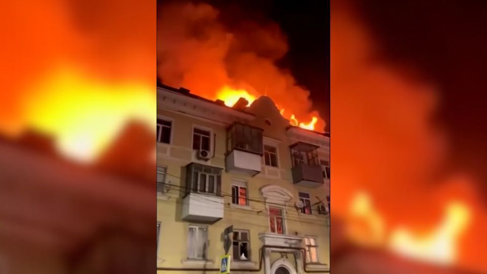 Prédio em chamas na Rússia após ser atingido por destroços de drone ucraniano