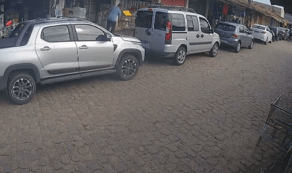 Vídeo: Jovem é atacado a tiros por homens de moto em Maceió