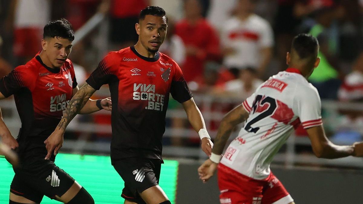 Partida entre CRB e Athletico-PR, pela Série B