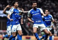 Copa do Brasil: Cruzeiro bate Atlético-MG com gols de convocados à Seleção