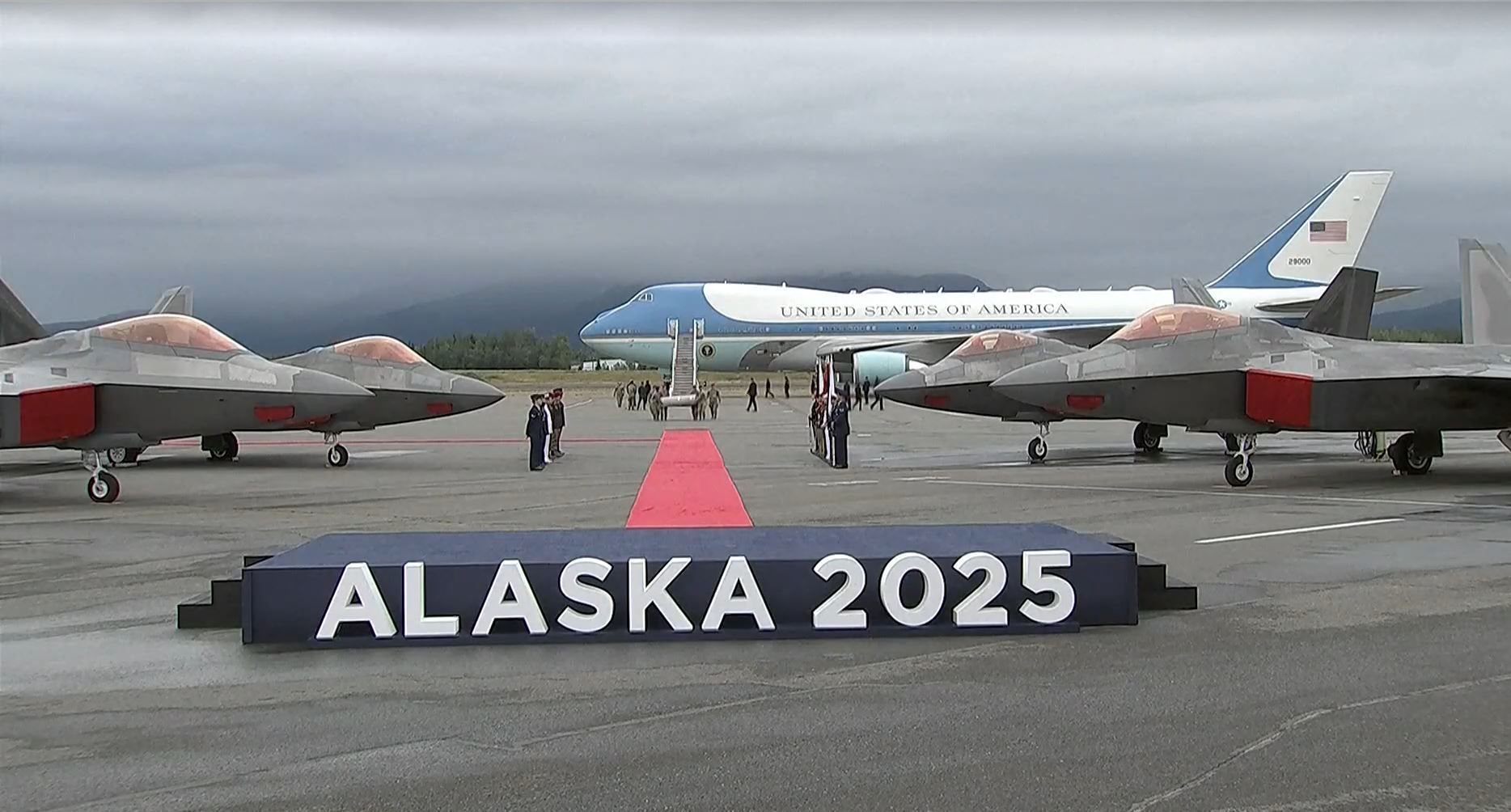Air Force One, avião oficial da Presidência dos Estados Unidos, pousa no Alasca com Donald Trump antes de reunião com Vladimir Putin