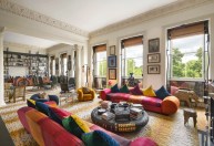 Dentro da casa de Pauline Karpidas, a dama da arte que vai leiloar tudo