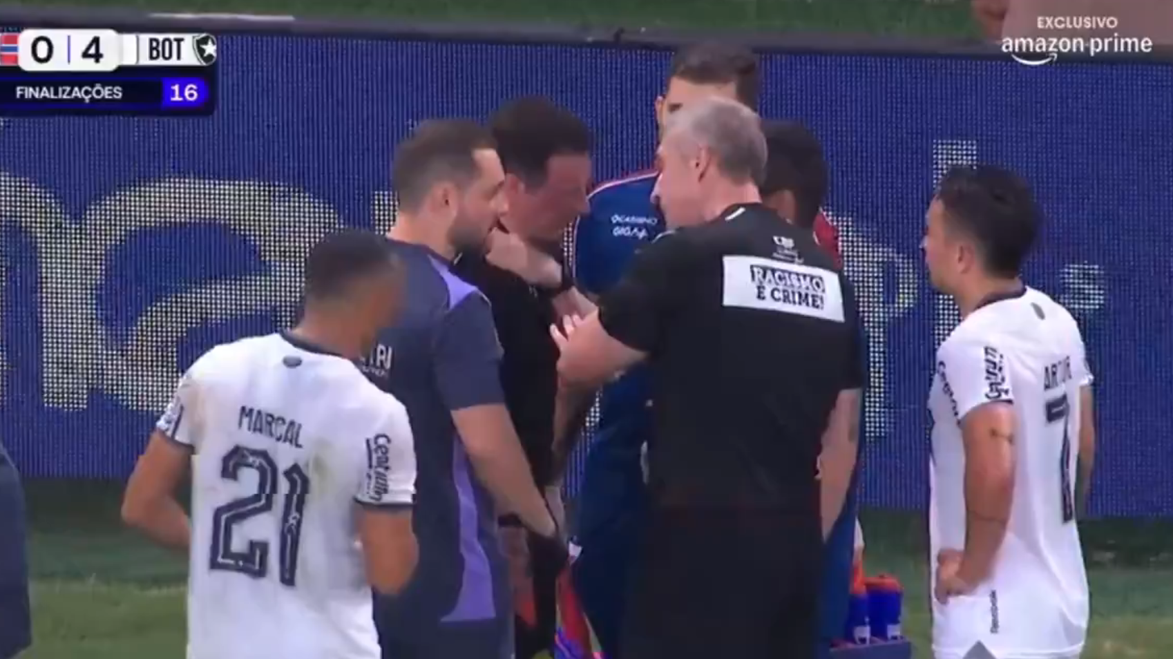 Assistente Jorge Eduardo Bernardi leva a mão ao ombro após cair em Fortaleza x Botafogo; Assistente foi substituído