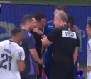 Bandeirinha é substituído após levar tombo na lateral do campo