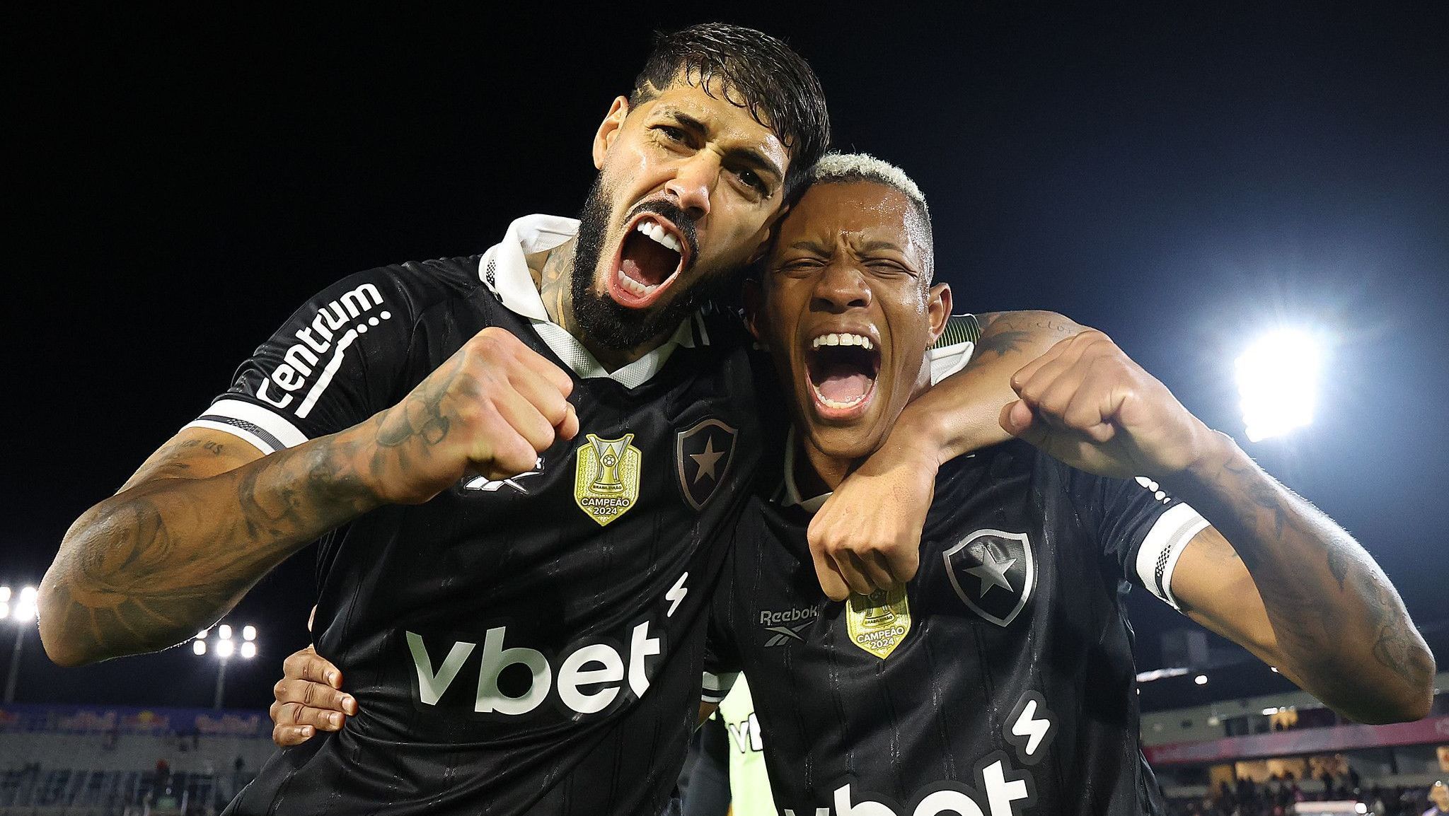 Alexander Barboza e Danilo comemorando a classificação do Botafogo na Copa do Brasil