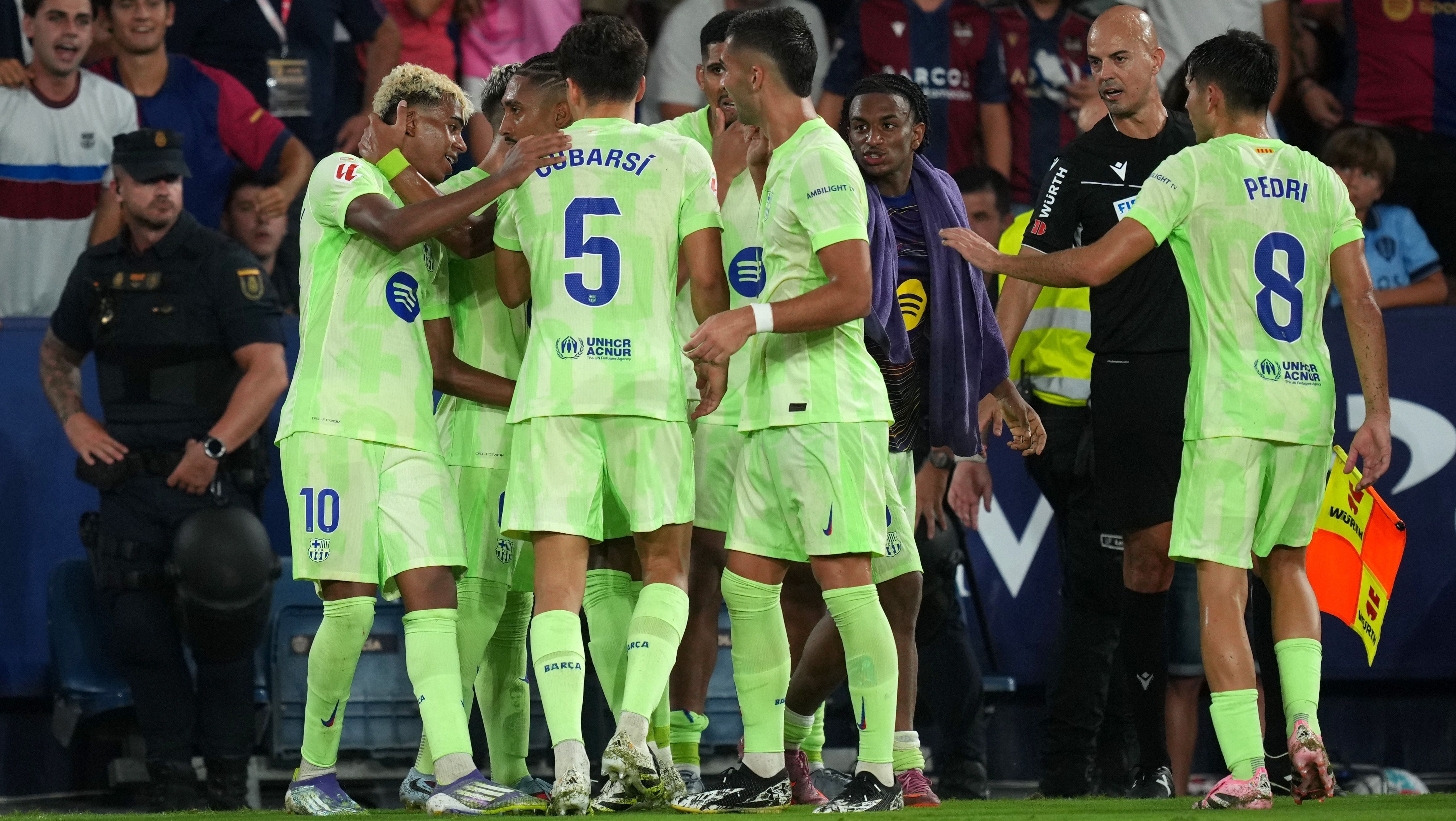 Jogadores do Barcelona comemoram o gol da virada sobre o Levante marcado, nos acréscimos, por Elgezabel (contra)