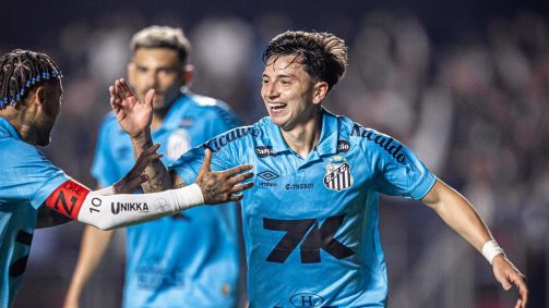Barreal comemora seu gol em Santos x Juventude, pelo Brasileirão
