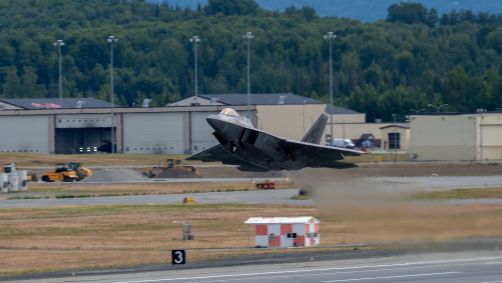 F-22 Raptor da Força Aérea dos EU Adecola na base conjunta Elmendorf-Richardson, no Alasca