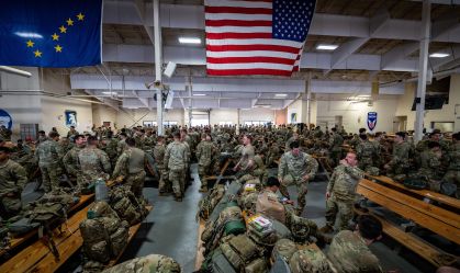 Paraquedistas do Exército dos EUA se reúnem no Complexo de Mobilidade Conjunta na Base Conjunta Elmendorf-Richardson, no Alasca