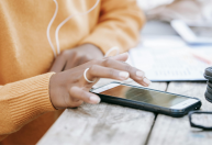 Busca por seguro celular cresce 60% antes de festivais, diz Porto Seguro