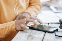 Busca por seguro celular cresce 60% antes de festivais, diz Porto Seguro