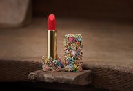 Grifes apostam em cosméticos com diamantes e pingentes; confira