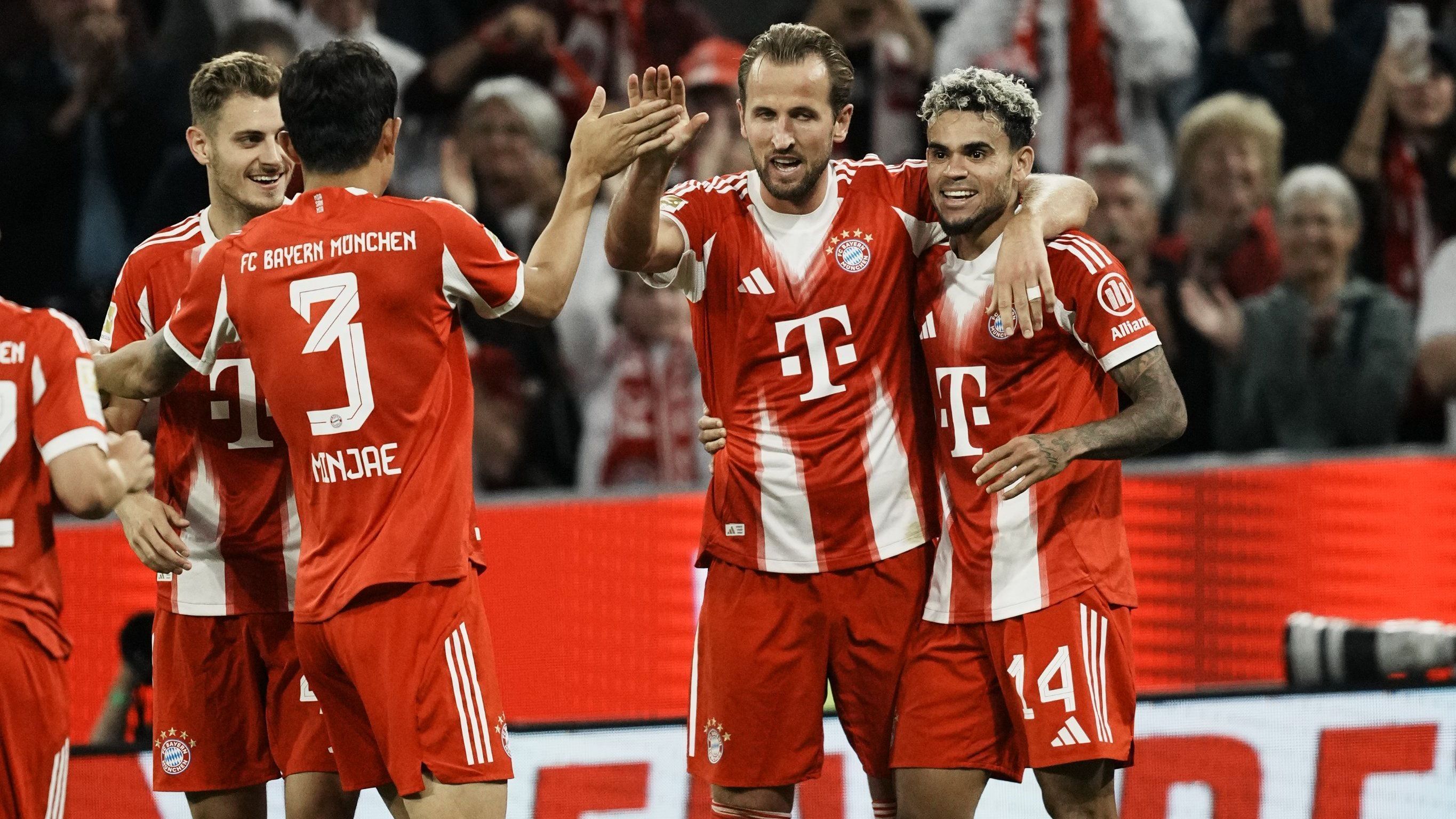 Jogadores do Bayern de Munique comemorando um dos gols da goleada sobre o RB Leipzig pela Bundesliga