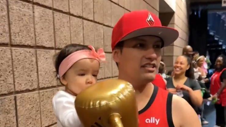 O bebê campeão da corrida de engatinhar na WNBA