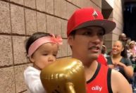 Bebê emociona mãe ao dar primeiros passos em corrida de engatinhada na WNBA