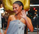 Bella Campos usa vestido de R$ 40 mil e mostra sobrancelha descolorida