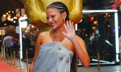 Bella Campos usa vestido de R$ 40 mil e mostra sobrancelha descolorida