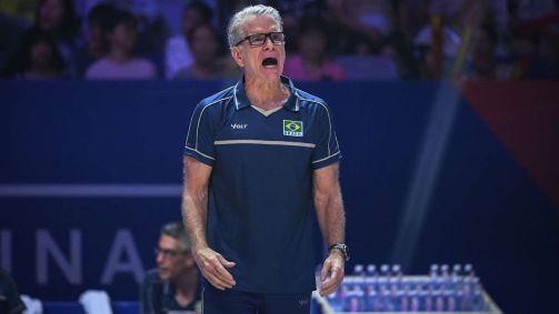 Bernardinho em partida do Brasil na Liga das Nações de Vôlei