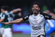 Com expulsão precoce, Corinthians domina Palmeiras e segue na Copa do Brasil