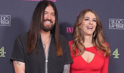 Elizabeth Hurley abre o coração sobre romance com Billy Ray Cyrus